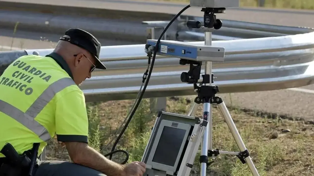 219 km/h por la A-2: un veh&iacute;culo de alta gama es pillado por la Guardia Civil