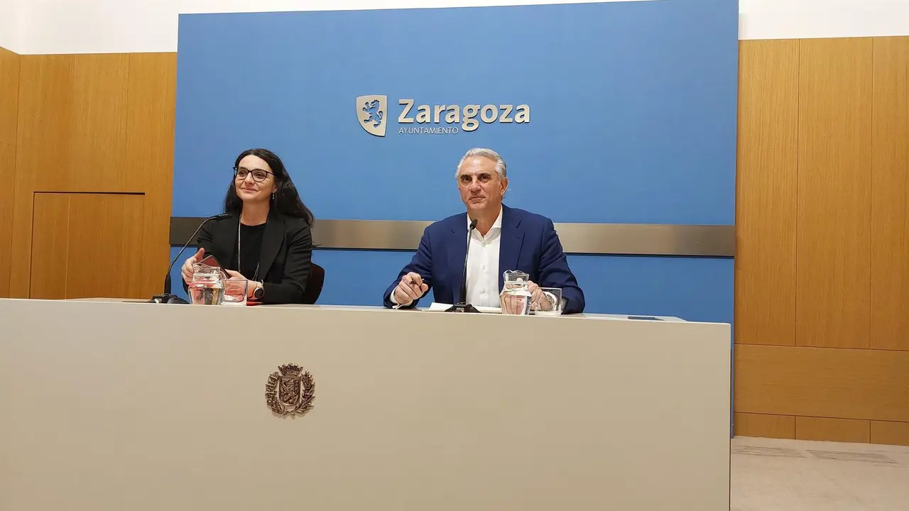 La gerente de la sociedad municipal Zaragoza Vivienda, Lorena Reula, y el concejal delegado de Vivienda, Jos&eacute; Miguel Rodrigo. /EP