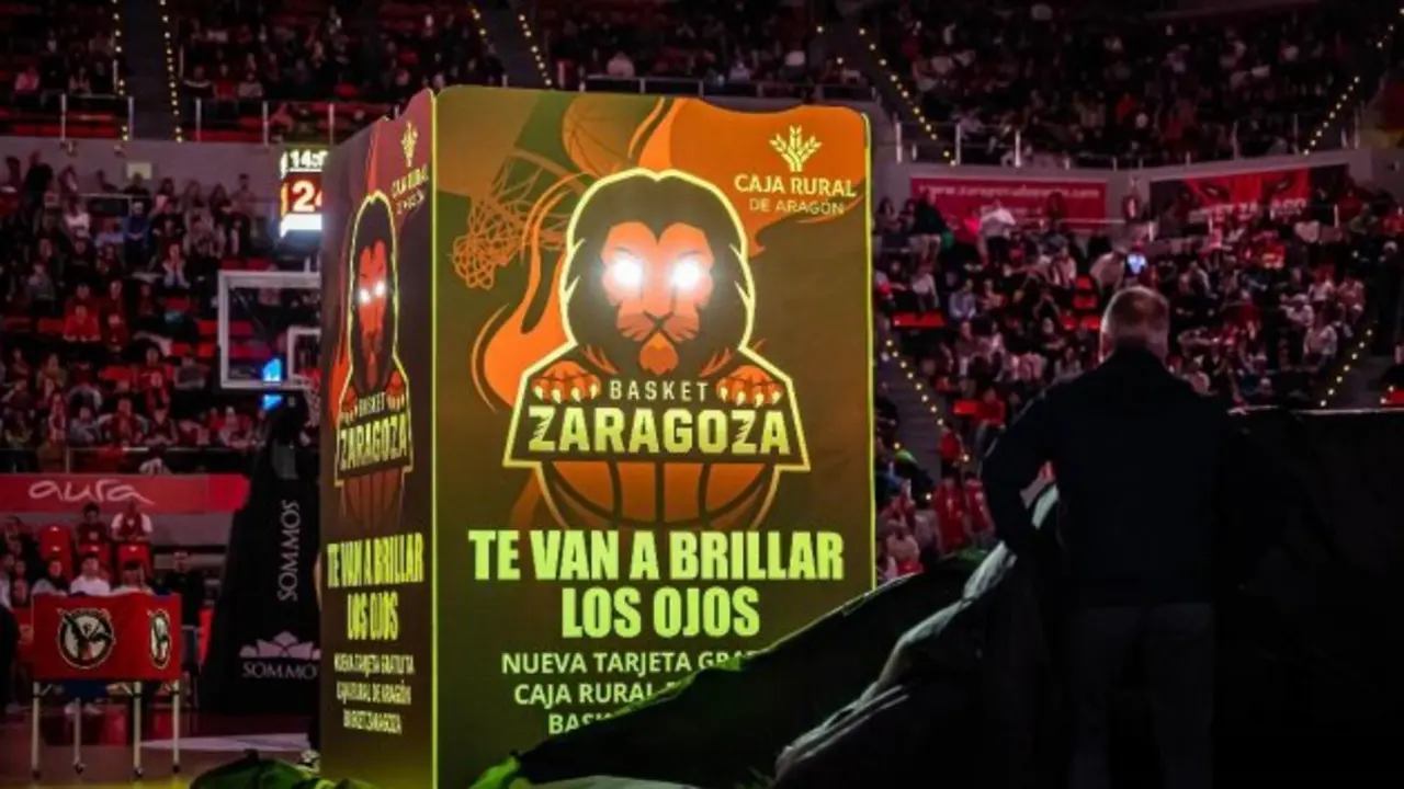 Lanzamiento de la tarjeta este pasado s&aacute;bado antes del partido / Caja Rural