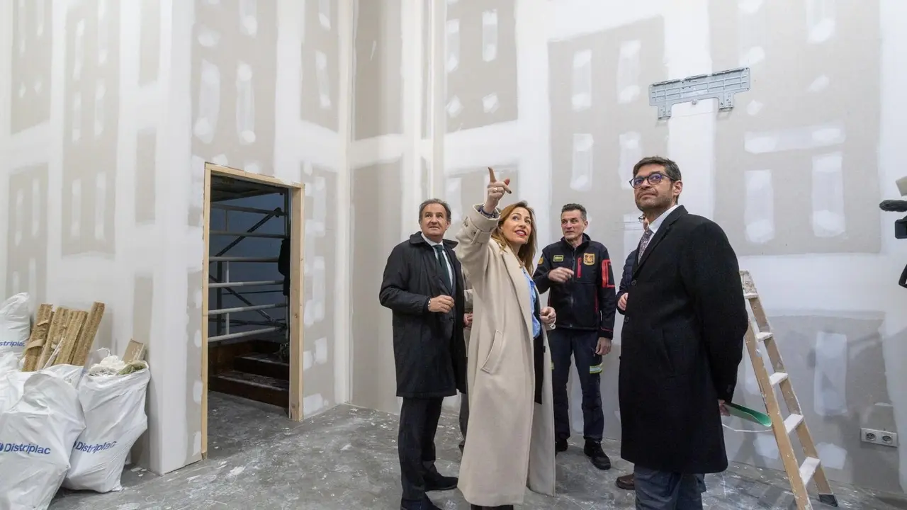 La alcaldesa de Zaragoza, Natalia Chueca, visita las obras de la nueva comisar&iacute;a. AZ