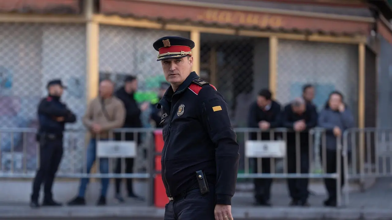 El jefe de los Mossos d'Esquadra, Josep Mar&iacute;a Estela, durante la visita al Tour del Talento de Fundaci&oacute;n Princesa de Girona (FPdGi), en la Asociaci&oacute;n Educativa &Iacute;taca y La Farga, en L'Hospitalet de Llobregat, a 3 de febrero de 2025, en Barcelona, Catalunya /EP
