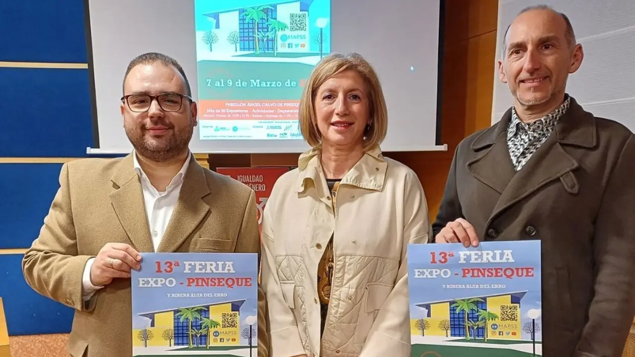Jos&eacute; Ignacio Andr&eacute;s, alcalde de Pinseque (izquierda), Manuela Berges, alcaldesa de Pedrola; y Miguel &Aacute;ngel Pascual, promotor de la feria Expo-Pinseque. / DPZ