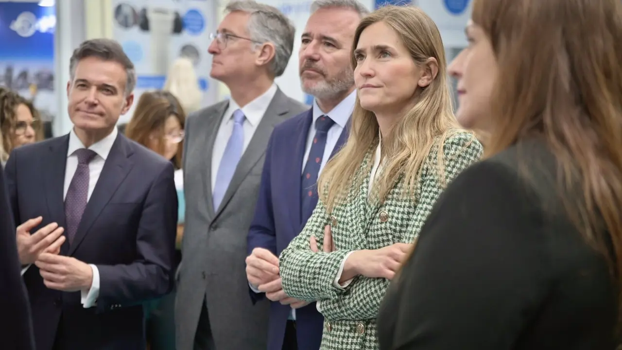 El consejero de Medio Ambiente y Turismo, Manuel Blasco (c-i), el presidente del Gobierno de Arag&oacute;n, Jorge Azc&oacute;n (c), y la vicepresidenta Tercera del Gobierno y Ministra para la Transici&oacute;n Ecol&oacute;gica y el Reto Demogr&aacute;fico, Sara Aagesen (c-d). - Marcos Cebri&aacute;n - Europa Press