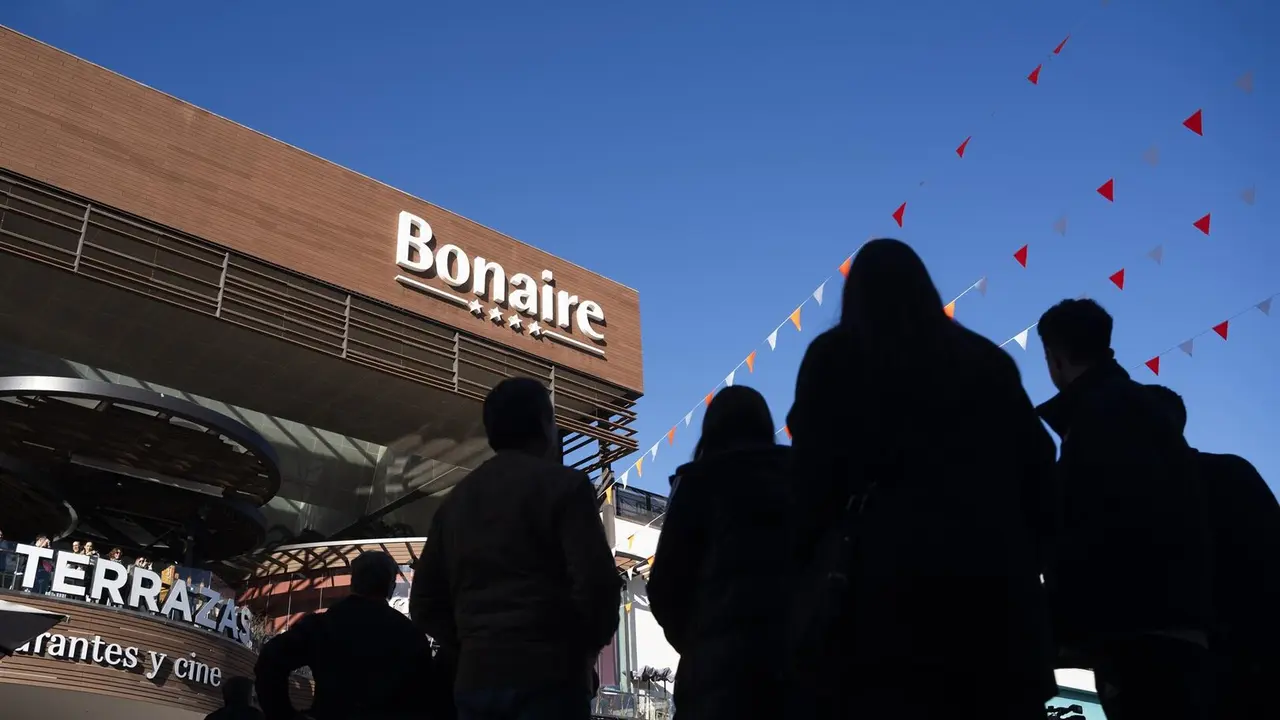 Clientes y visitantes durante la reapertura de gran parte de las tiendas del centro comercial de Bonaire, a 13 de febrero de 2025, en Aldaia, Valencia. Foto de archivo. / Jorge Gil - Europa Press