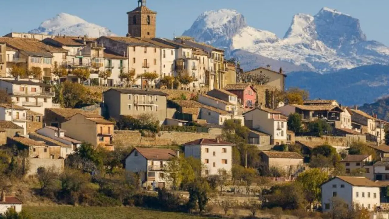 El precioso pueblo aragon&eacute;s que est&aacute; en lo alto un cerro entre Huesca y Navarra