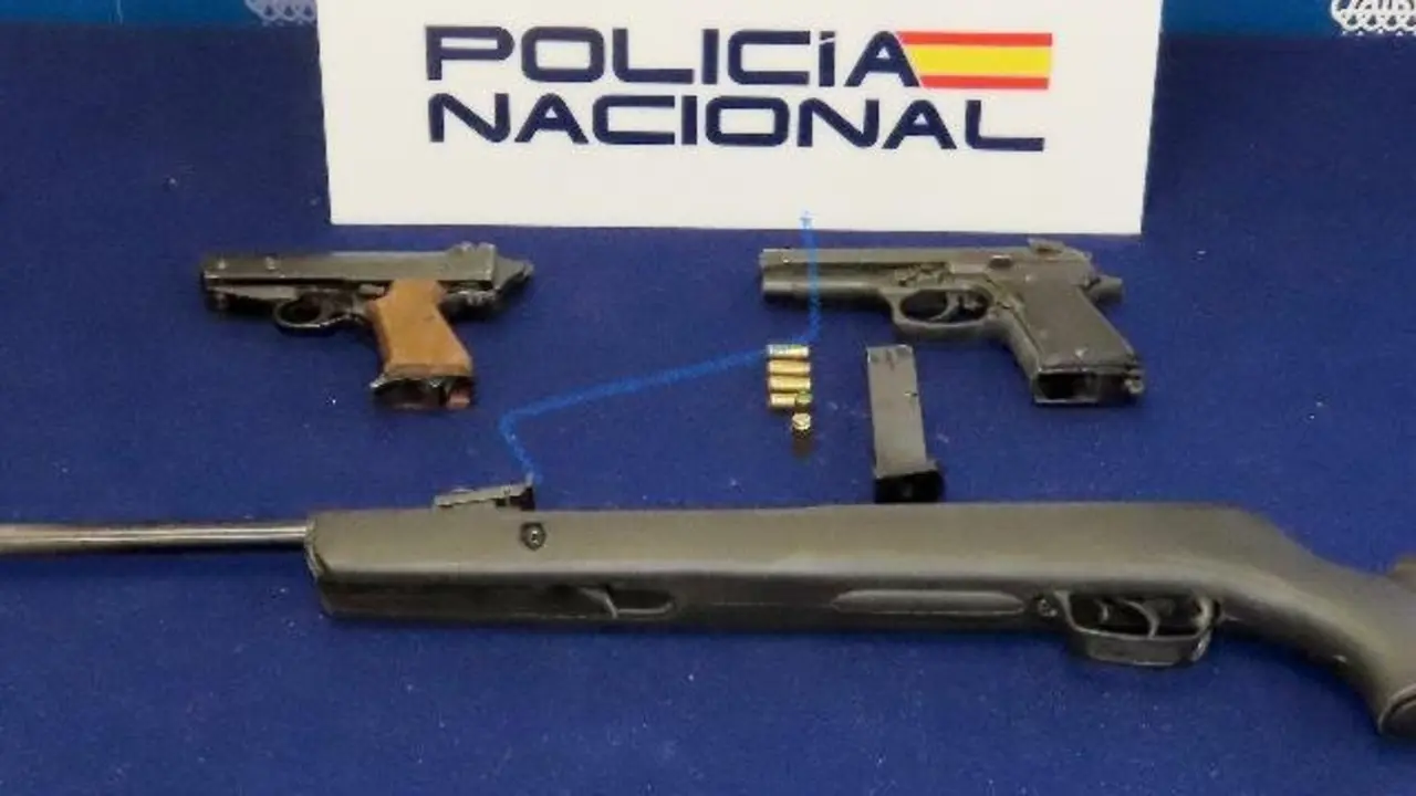 Imagen de las armas incautadas en la casa del detenido en Teruel /PN