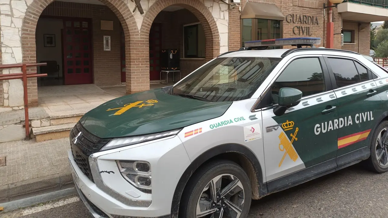Un veh&iacute;culo de la Guardia Civil frente al puesto de la Benem&eacute;rita en la localidad oscense de Fraga. - GUARDIA CIVIL
