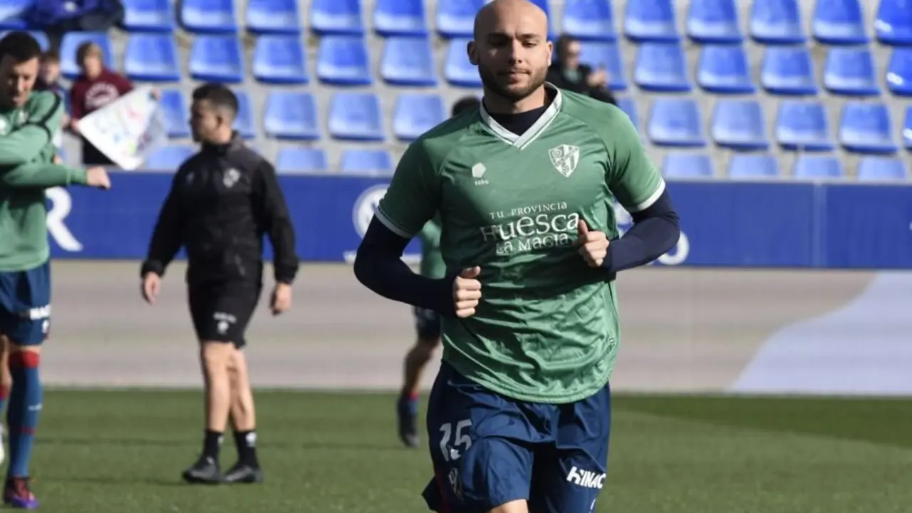 J&eacute;r&eacute;my Blasco durante un calentamiento con la SD Huesca / LaLiga