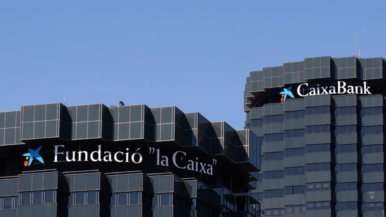 Fachada de la sede de CaixaBank y la Fundaci&oacute;n La Caixa en la Avenida Diagonal de Barcelona. / David Zorrakino - EP
