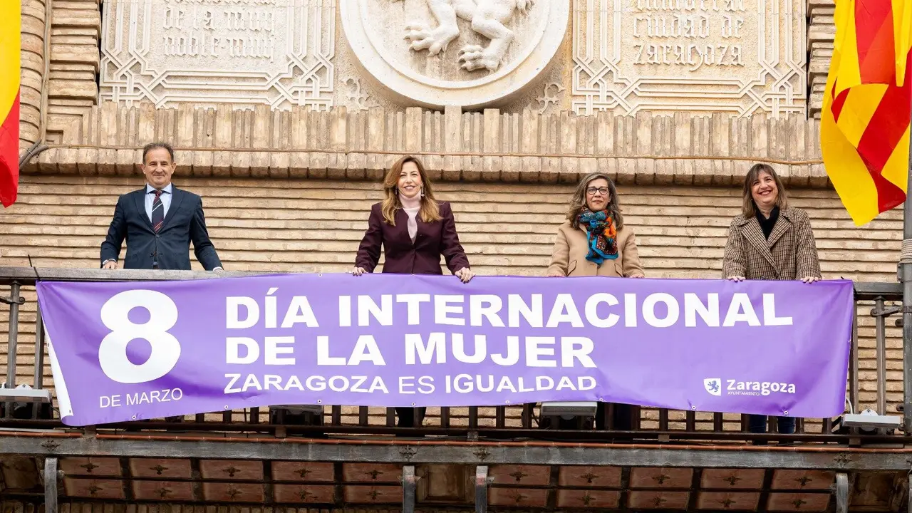 Colocaci&oacute;n de la pancarta del 8M en el balc&oacute;n del Ayuntamiento de Zaragoza. AZ
