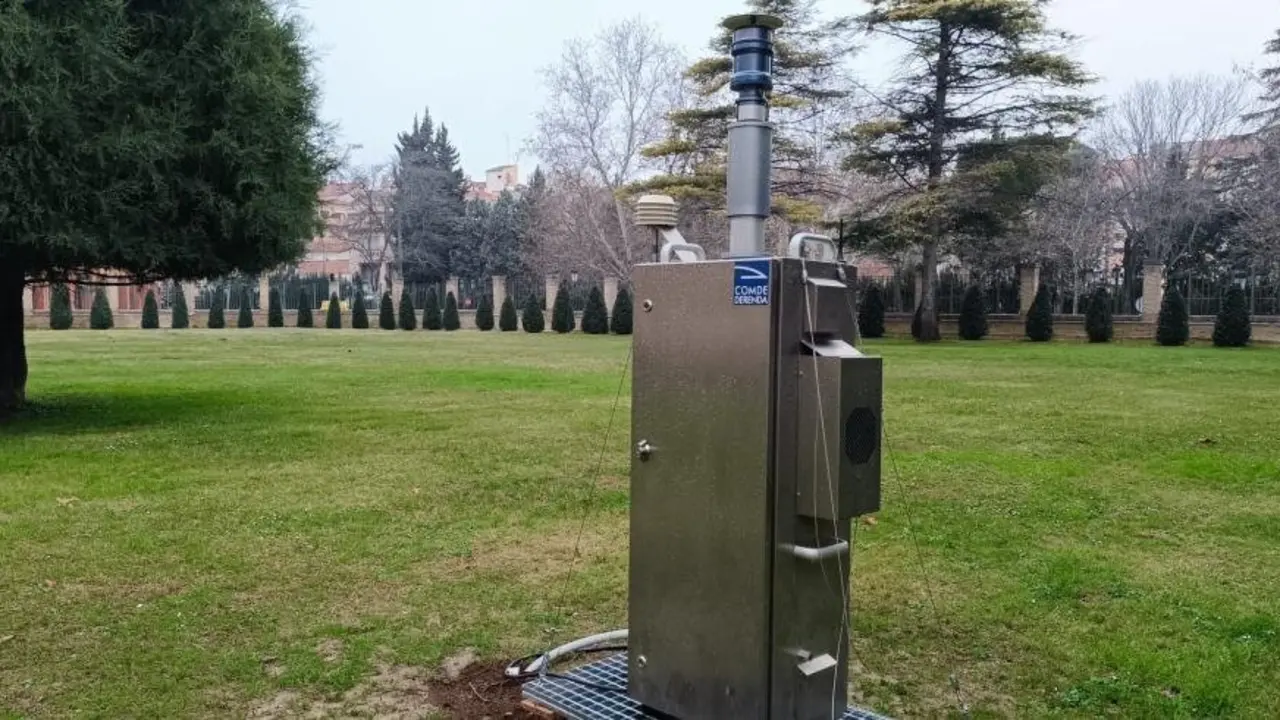 La nueva estaci&oacute;n para medir la calidad del aire en Zaragoza se ubica en los jardines del Edificio Pignatelli, en pleno centro urbano. La nueva estaci&oacute;n para medir la calidad del aire en Zaragoza se ubica en los jardines del Edificio Pignatelli, en pleno centro urbano. / DGA