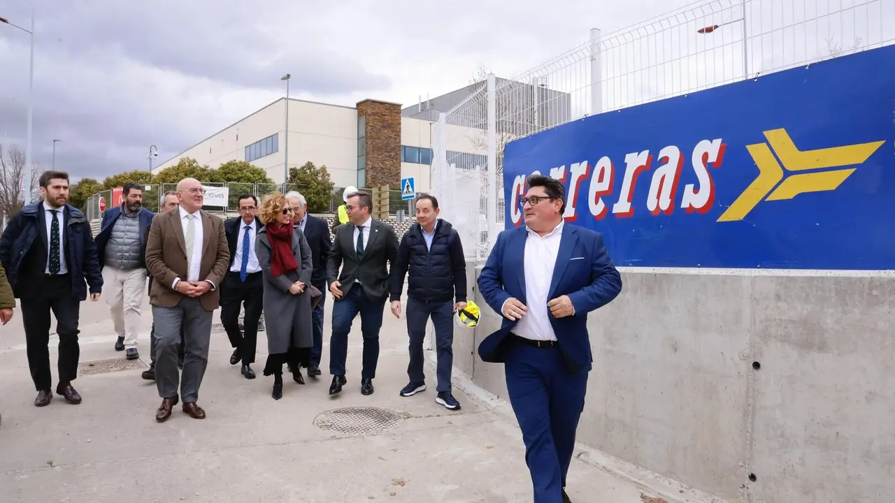 Visita del  Ayuntamiento de Valladolid a la nueva nave de Carreras. / Carreras