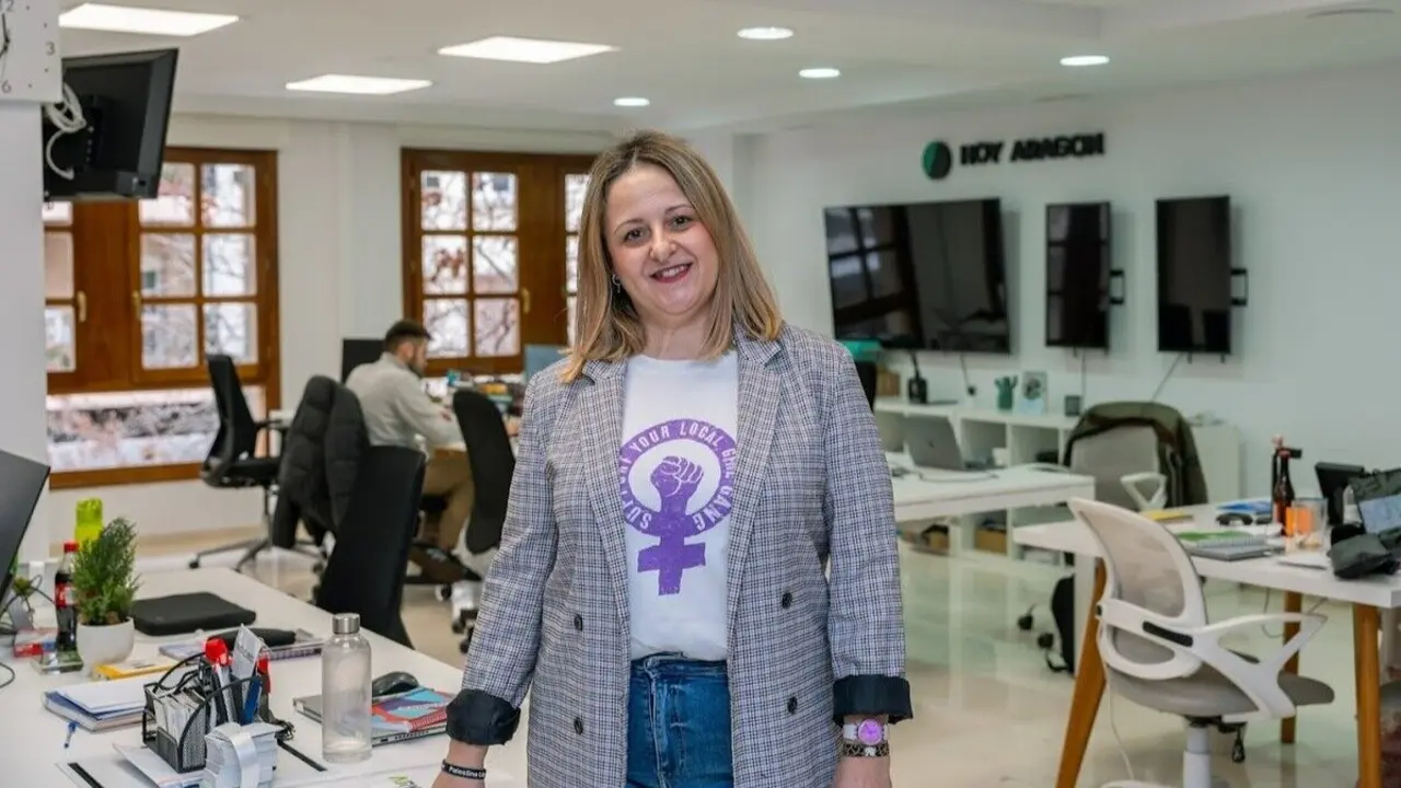 Elena Tom&aacute;s, en la redacci&oacute;n de HOY ARAG&Oacute;N / &Aacute;lvaro Calvo
