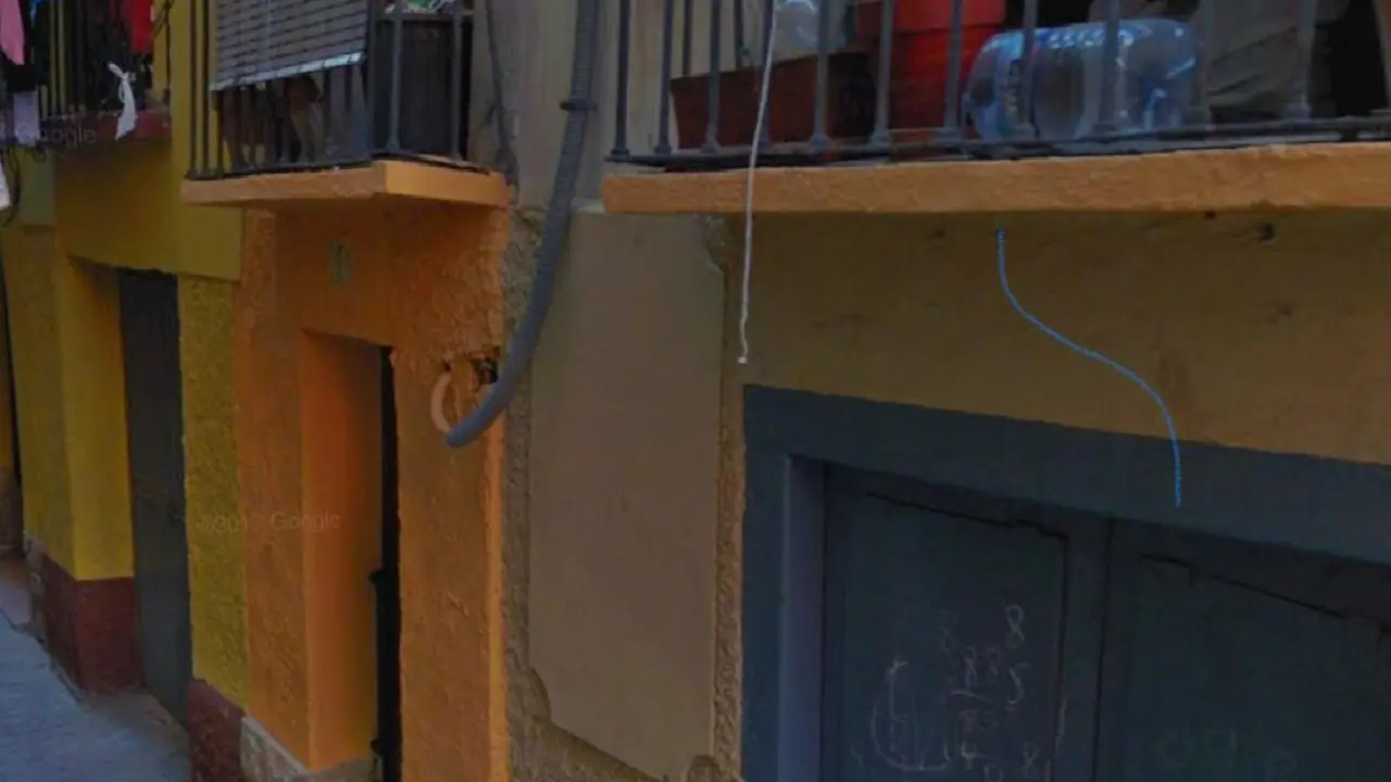 Imagen del piso en la calle Miguel de Ara donde el clan de argelinos llevaba a cabo la venta de droga y ocultaba objetos robados /Google Maps