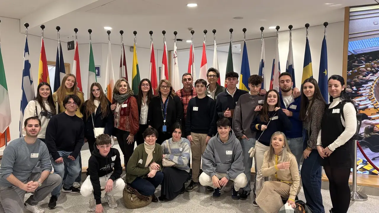 Visita de los estudiantes aragoneses al Parlamento Europeo. / FICINA DE LA EURODIPUTADA ROSA SERRANO