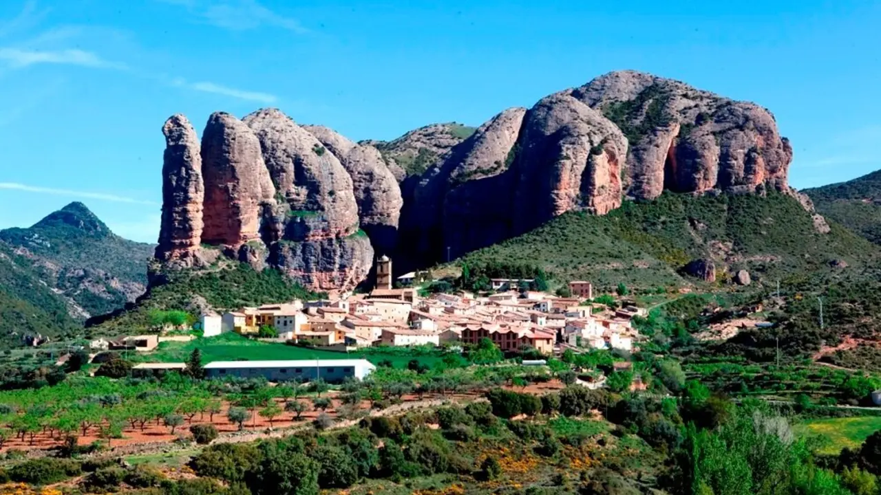 Vistas del pueblo de Ag&uuml;ero y sus mallos. / Turismo Arag&oacute;n