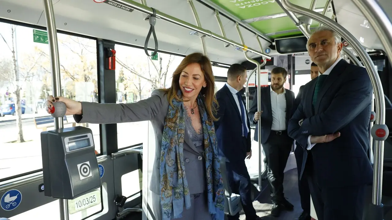 La alcaldesa, Natalia Chueca, presentaci&oacute;n de los primeros Mercedes Benz eCitaro&nbsp;100%&nbsp;el&eacute;ctricos. AZ