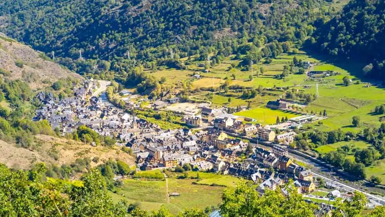 Vistas a&eacute;reas del pueblo. / Catalu&ntilde;a Turismo