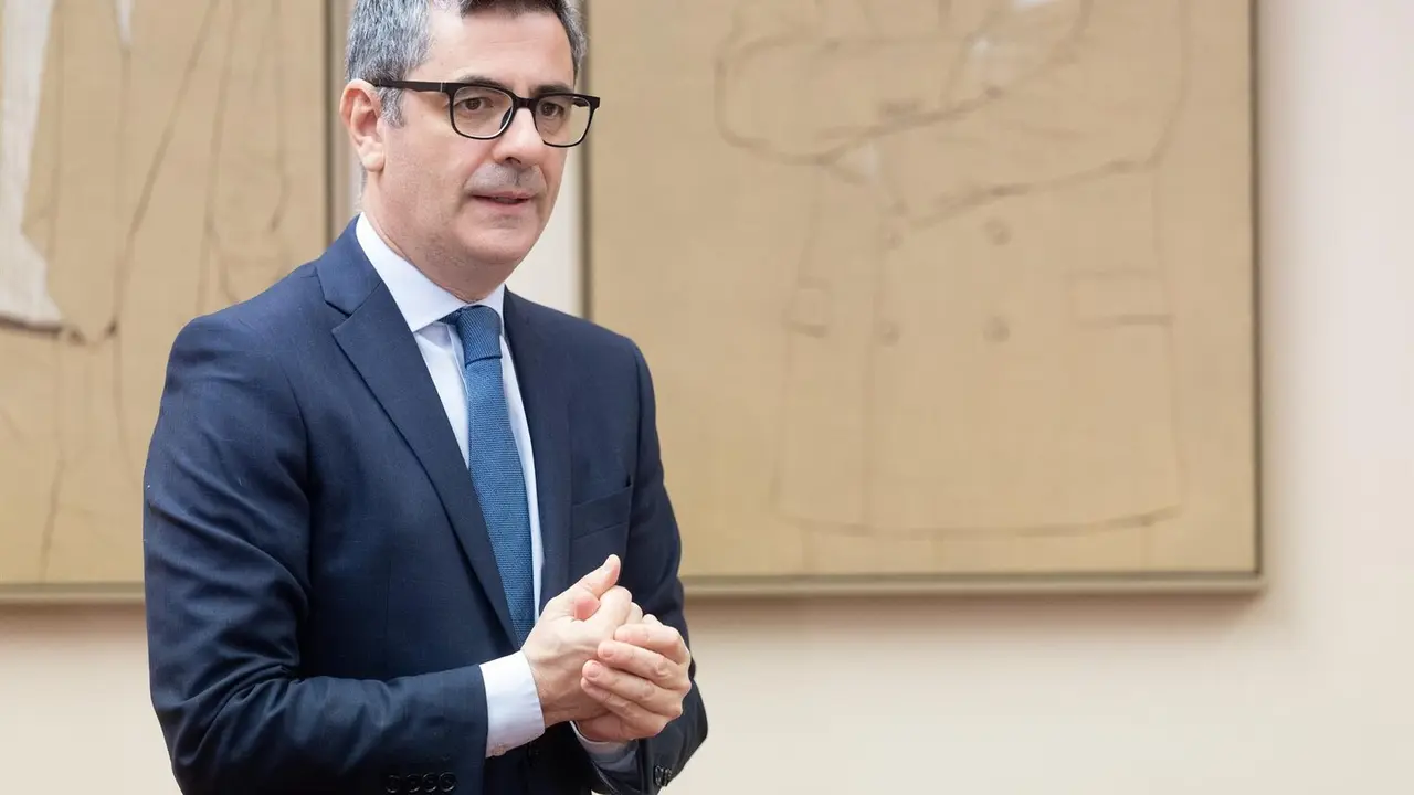 El ministro de la Presidencia Justicia, y Relaciones con las Cortes, F&eacute;lix Bola&ntilde;os, llega a la Comisi&oacute;n Constitucional, en el Congreso de los Diputados. - Eduardo Parra - Europa Press