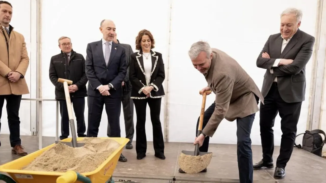 El presidente Azc&oacute;n coloca la primera piedra de la nave y el hangar de dirigibles estratosf&eacute;ricos en el Aeropuerto de Teruel. El presidente Azc&oacute;n coloca la primera piedra de la nave y el hangar de dirigibles estratosf&eacute;ricos en el Aeropuerto de Teruel. / DGA - Fabi&aacute;n Sim&oacute;n