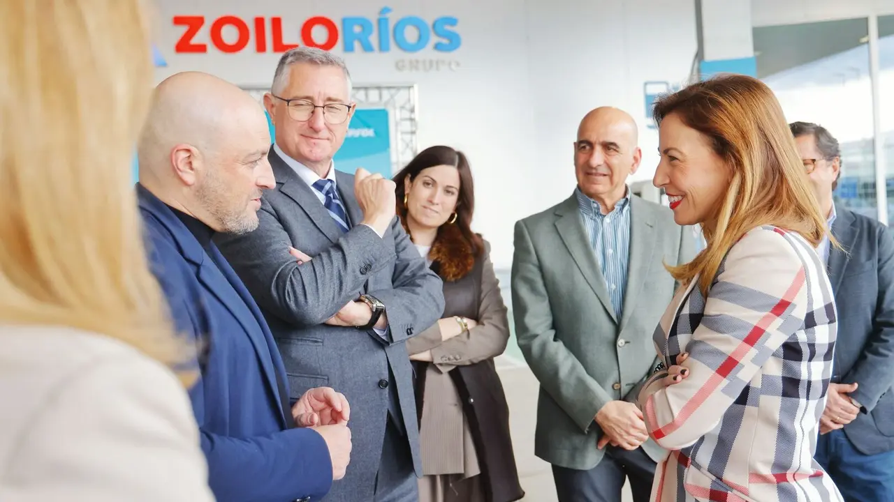 La alcaldesa ha visitado las instalaciones de Zoilo R&iacute;os. / AZ