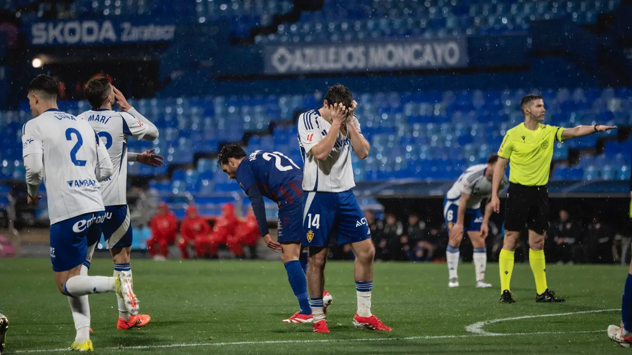 El Real Zaragoza en La Romareda / MARCOS CEBRI&Aacute;N