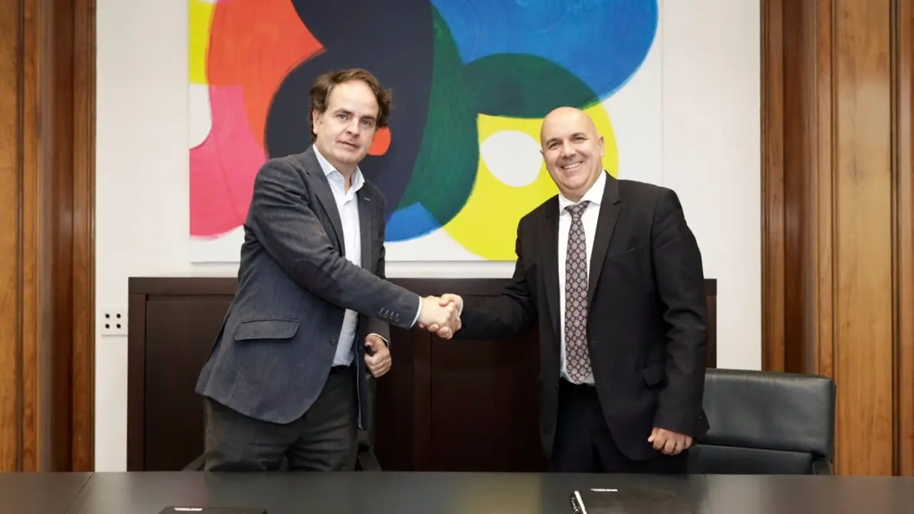 El consejero de Hacienda, Interior y Administraci&oacute;n P&uacute;blica del Gobierno de Arag&oacute;n, Roberto Berm&uacute;dez de Castro, y el director de Administaciones P&uacute;blicas y Grandes Cuentas en Telef&oacute;nica Este, Jordi Gin&eacute;. / DGA.