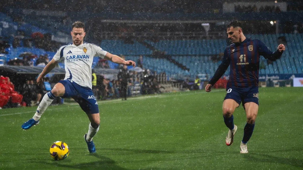 Calero ante el Eldense en una Romareda medio vac&iacute;a / Marcos Cebri&aacute;n