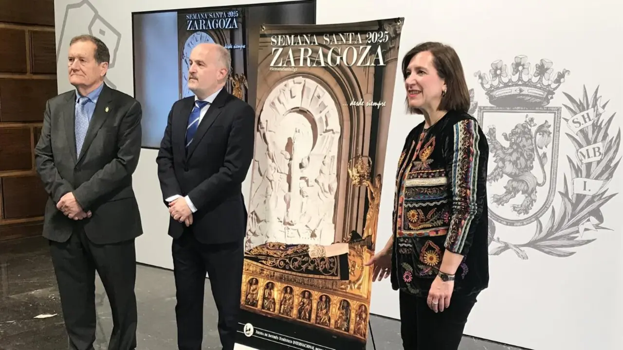 La consejera municipal de Educaci&oacute;n, Cultura y Turismo del Ayuntamiento de Zaragoza, Sara Fern&aacute;ndez; y el presidente de la Junta de Cofrad&iacute;as, Ignacio Garc&iacute;a Aguaviva, han presentado los actos de la Semana Santa. / E.P