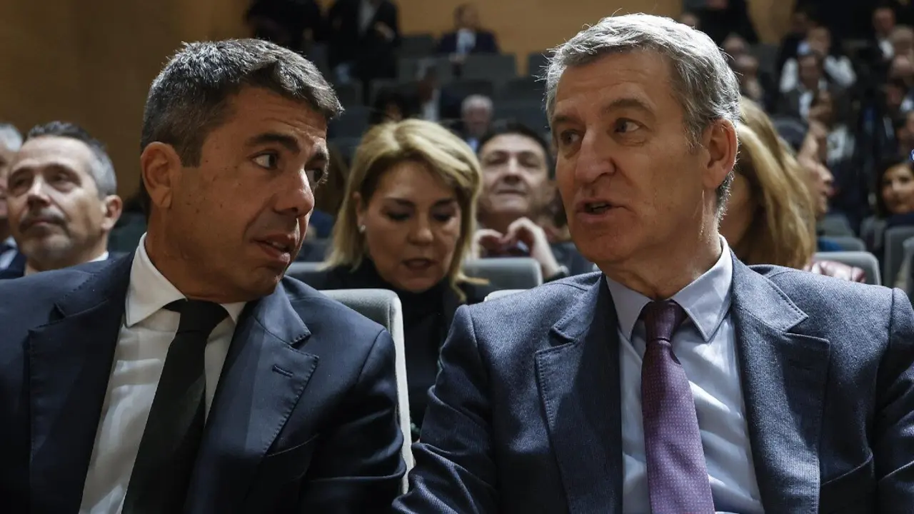 El presidente del Partido Popular, Alberto N&uacute;&ntilde;ez Feij&oacute;o, y el president de la Generalitat, Carlos Maz&oacute;n, durante un encuentro empresarial en Valencia. / EP