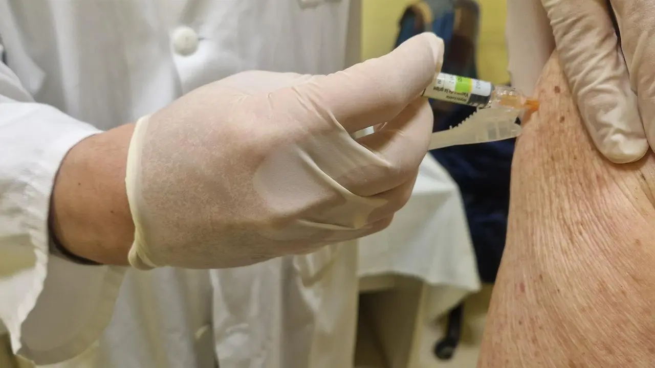 Un profesional sanitario administra una dosis de vacuna a un paciente. / GOBIERNO DE ARAG&Oacute;N