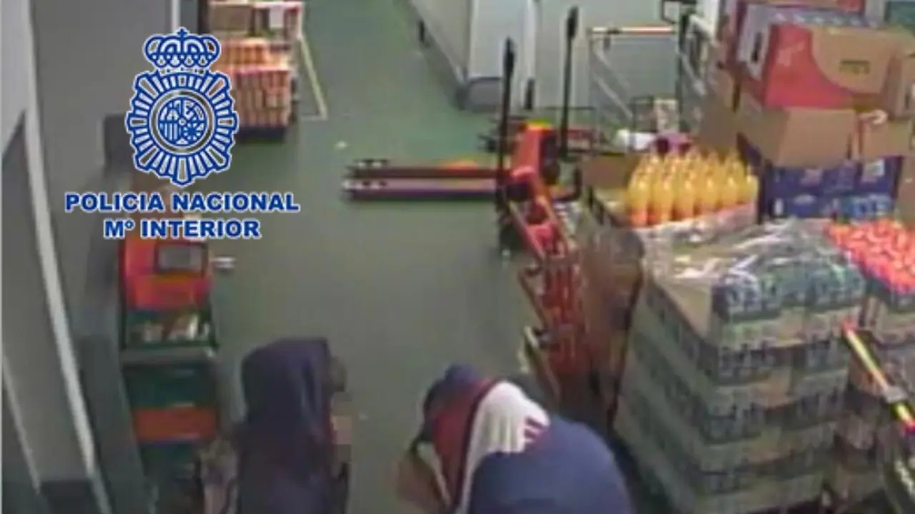 Imagen de un robo cometido por menores de edad en un supermercado /PN