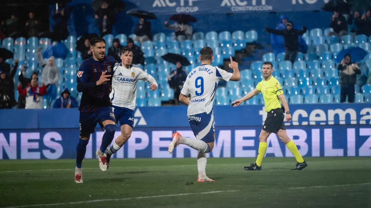 El Real Zaragoza en La Romareda / MARCOS CEBRI&Aacute;N