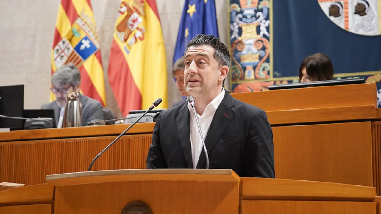 El diputado socialista Iv&aacute;n Carpi en las Cortes este viernes