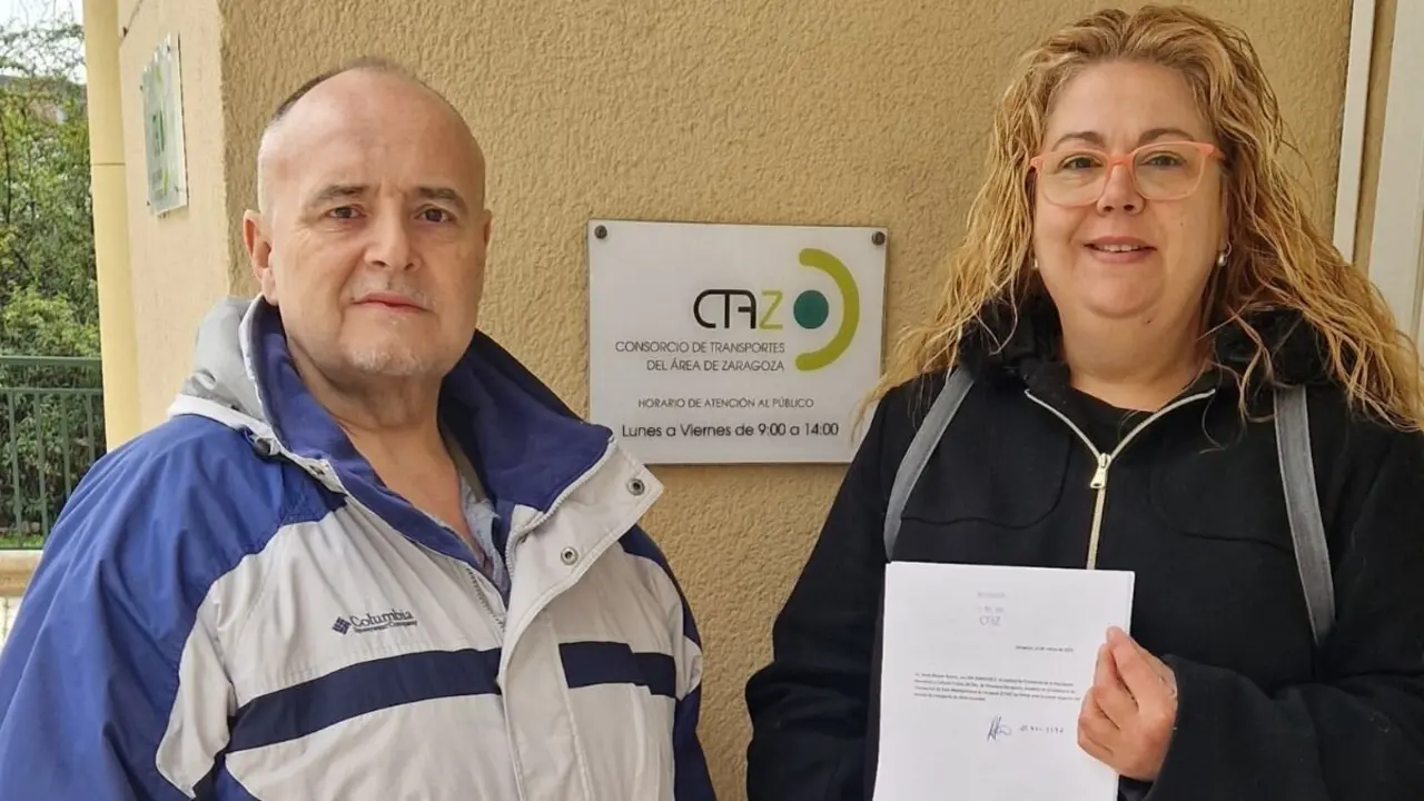 Representantes de la Asociaci&oacute;n Prados del Rey (Pinseque) recogen firmas contra el bus del CTZA.