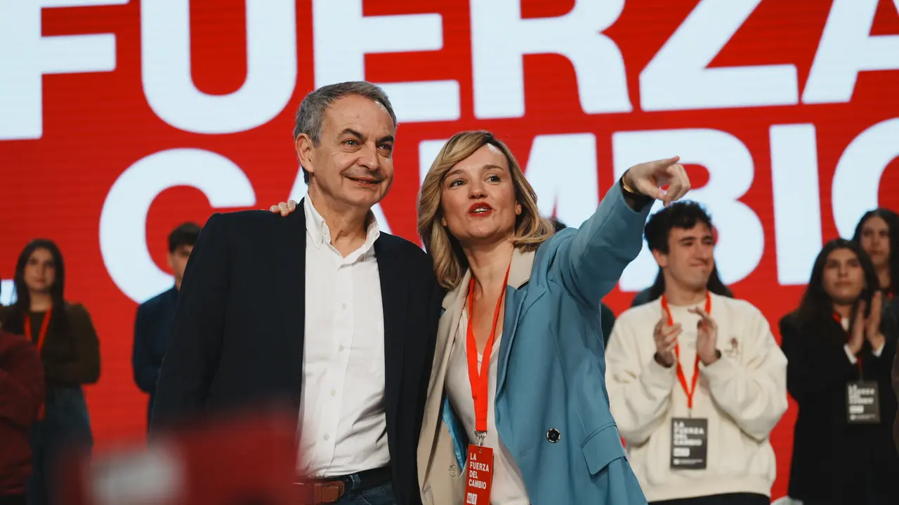 El expresidente del Gobierno, Jos&eacute; Luis Rodr&iacute;guez Zapatero, con la nueva secretaria general de los socialistas en Arag&oacute;n, Pilar Alegr&iacute;a