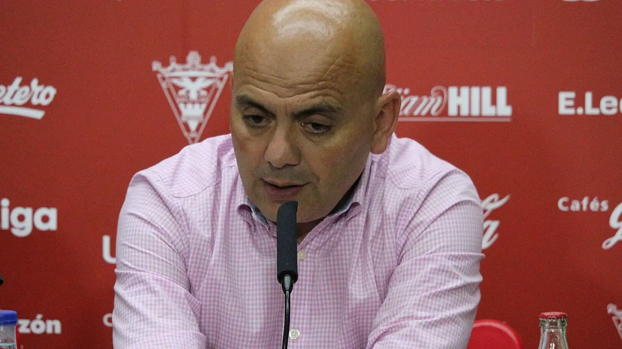 Chema Arag&oacute;n durante una rueda de prensa / Mirand&eacute;s CF