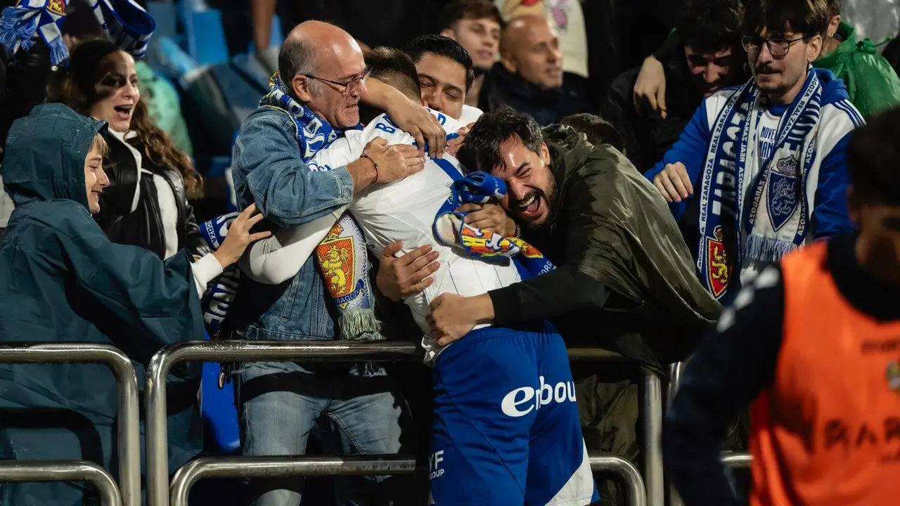 Bazdar abrazado con la grada tras marcar gol con el Real Zaragoza / Marcos Cebri&aacute;n