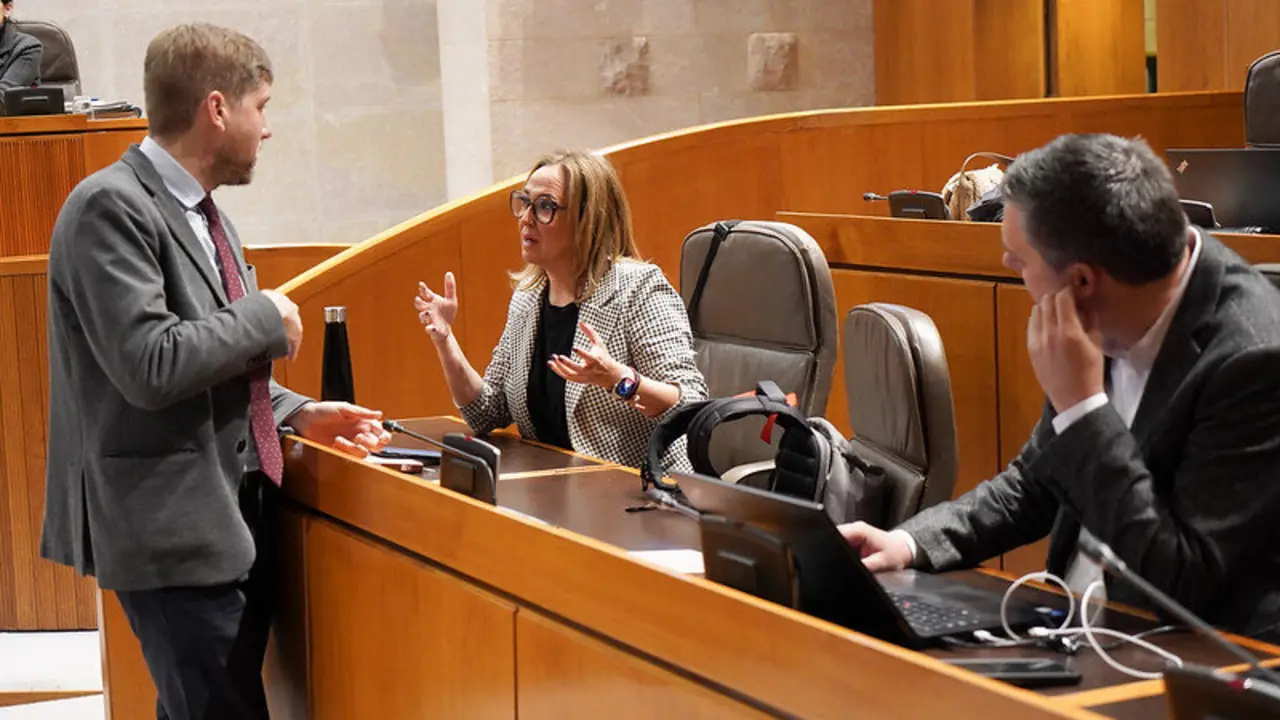 Mayte P&eacute;rez charla con Marcelino Iglesias junto con Fernando Sab&eacute;s, en las Cortes de Arag&oacute;n