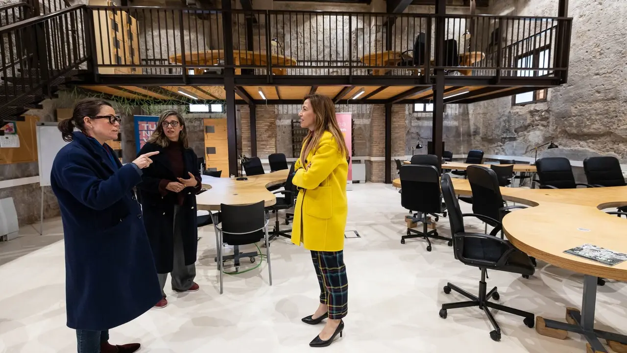 La alcaldesa de Zaragoza vista las instalaciones del nuevo espacio para j&oacute;venes. / AZ