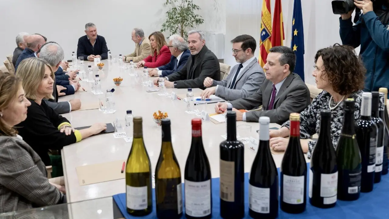 El presidente del Gobierno de Arag&oacute;n, Jorge Azc&oacute;n,m se re&uacute;ne con los representantes de las DOPs e IGPs de vino y cava para abordar las posibles consecuencias de la pol&iacute;tica arancelaria anunciada por Donald Trump para el sector. / FABIAN SIMON
