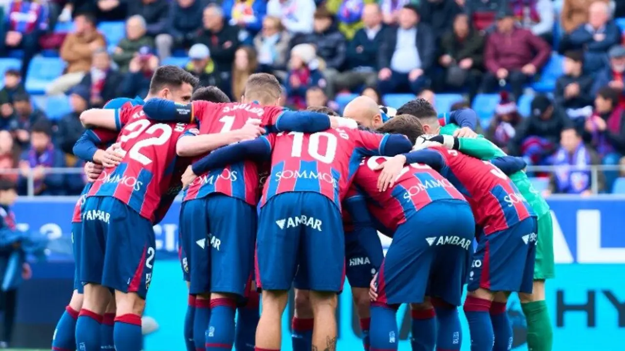 Jugadores de la SD Huesca abrazados antes de un encuentro / SD Huesca