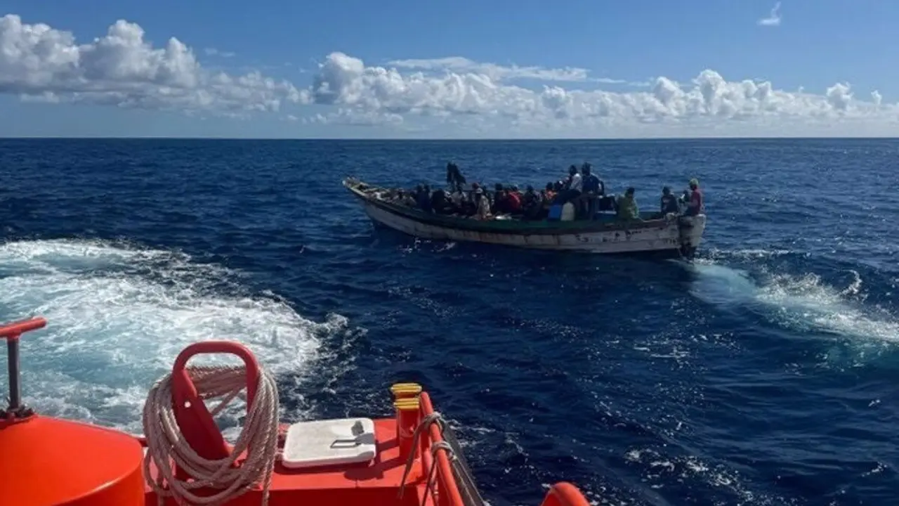 Cayuco avistado en aguas de El Hierro / SALVAMENTO MAR&Iacute;TIMO