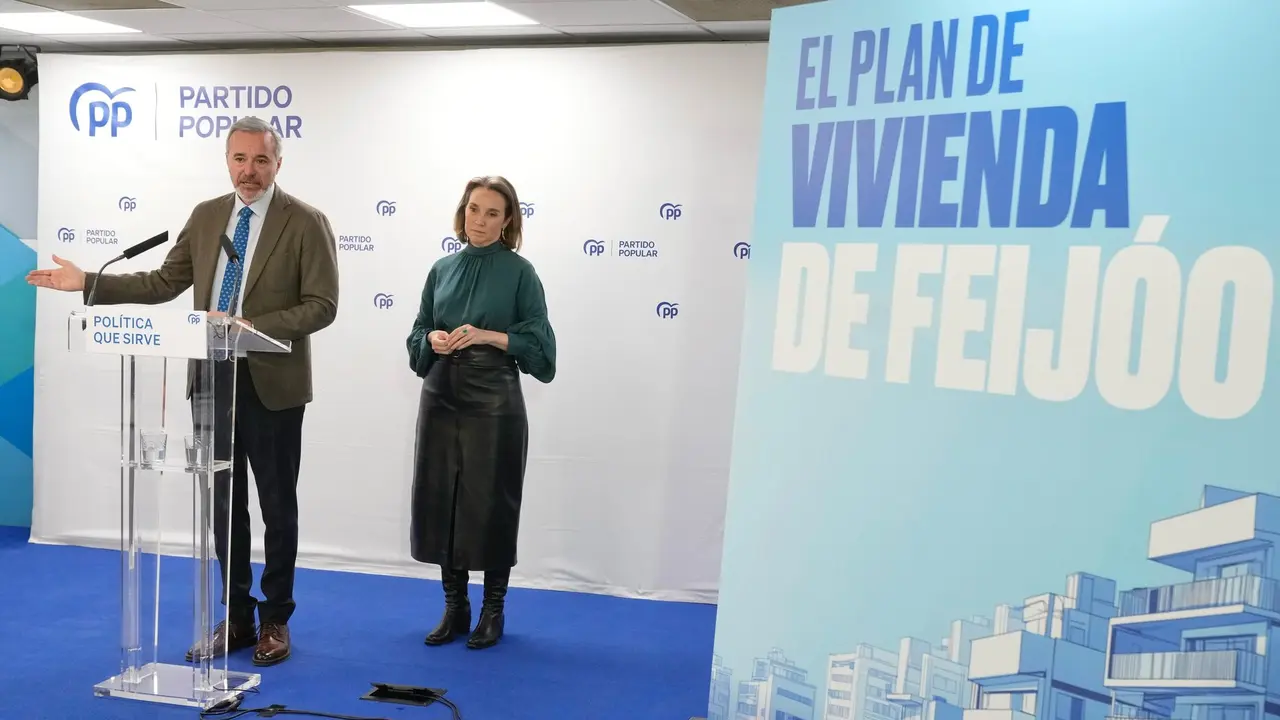 El presidente del Gobierno de Arag&oacute;n, Jorge Azc&oacute;n, junto con la secretaria general del partido, Cuca Gamarra