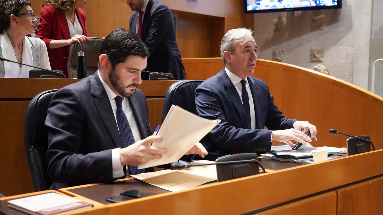 Alejandro Nolascco y Jorge Azc&oacute;n, en las Cortes