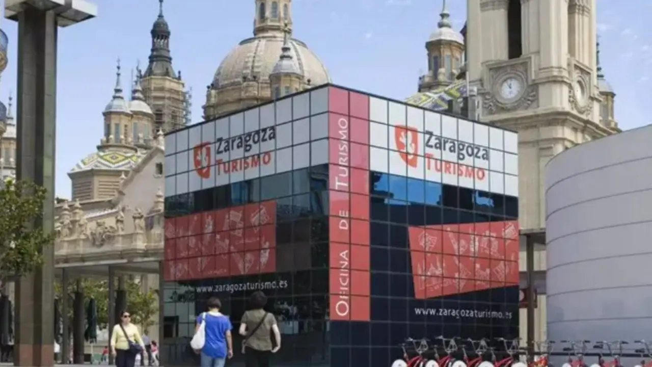 Ic&oacute;nico cubo de la Plaza del Pilar.
