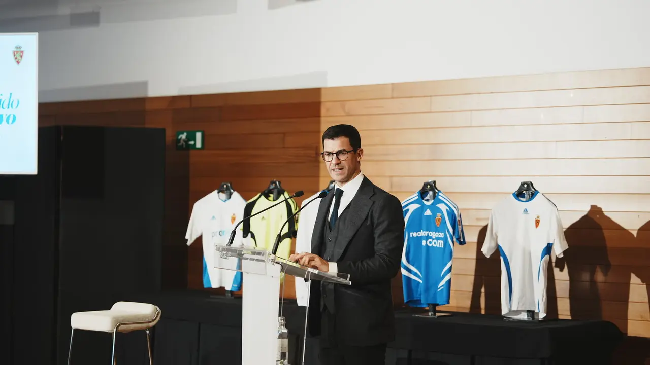 Fernando L&oacute;pez durante la presentaci&oacute;n de Gabi Fern&aacute;ndez como nuevo entrenador del Real Zaragoza / &Aacute;lvaro Calvo