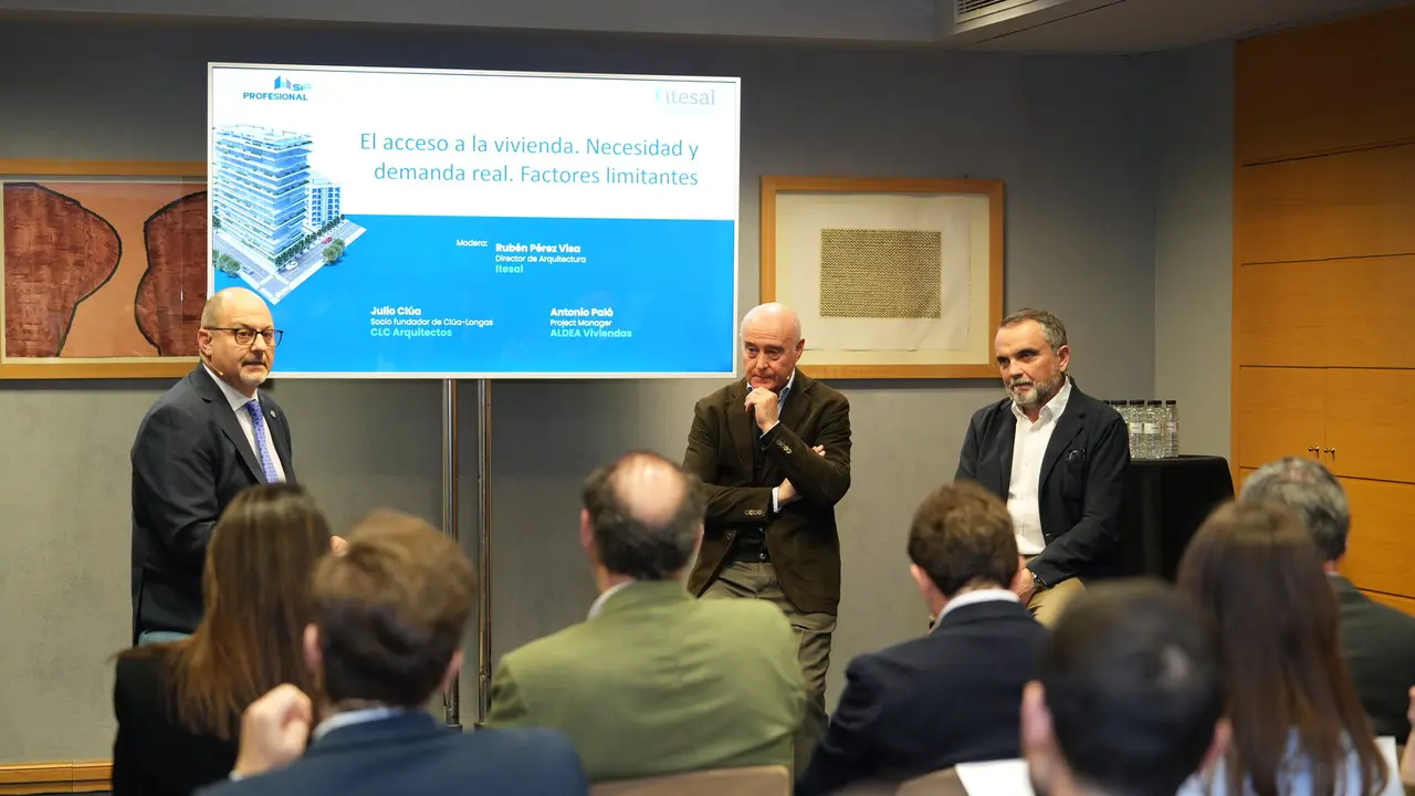 Mesa de debate 'Retos del acceso a la vivienda'. / &Aacute;LVARO CALVO
