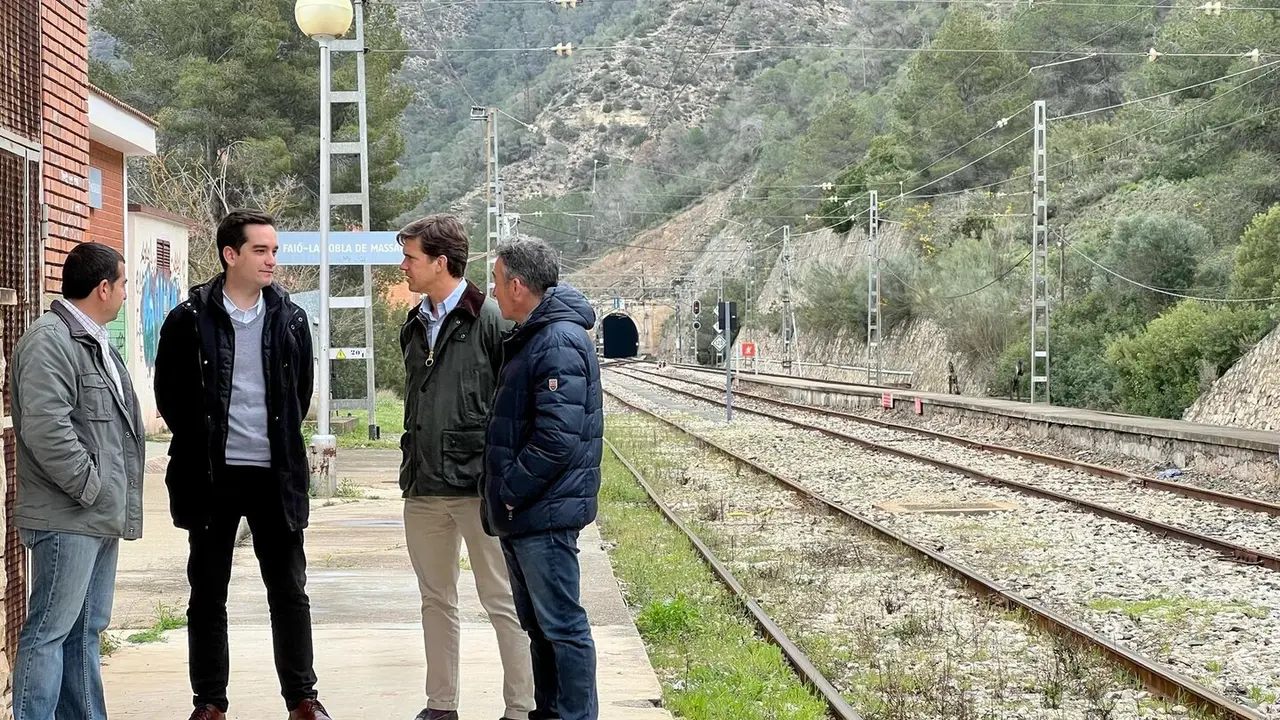 El presidente provincial del PP de Zaragoza, Ram&oacute;n Celma, y el alcalde de Fay&oacute;n, Roberto Cabistany, en la estaci&oacute;n ferroviaria de Fay&oacute;n-La Pobla de Massaluca. /PP
