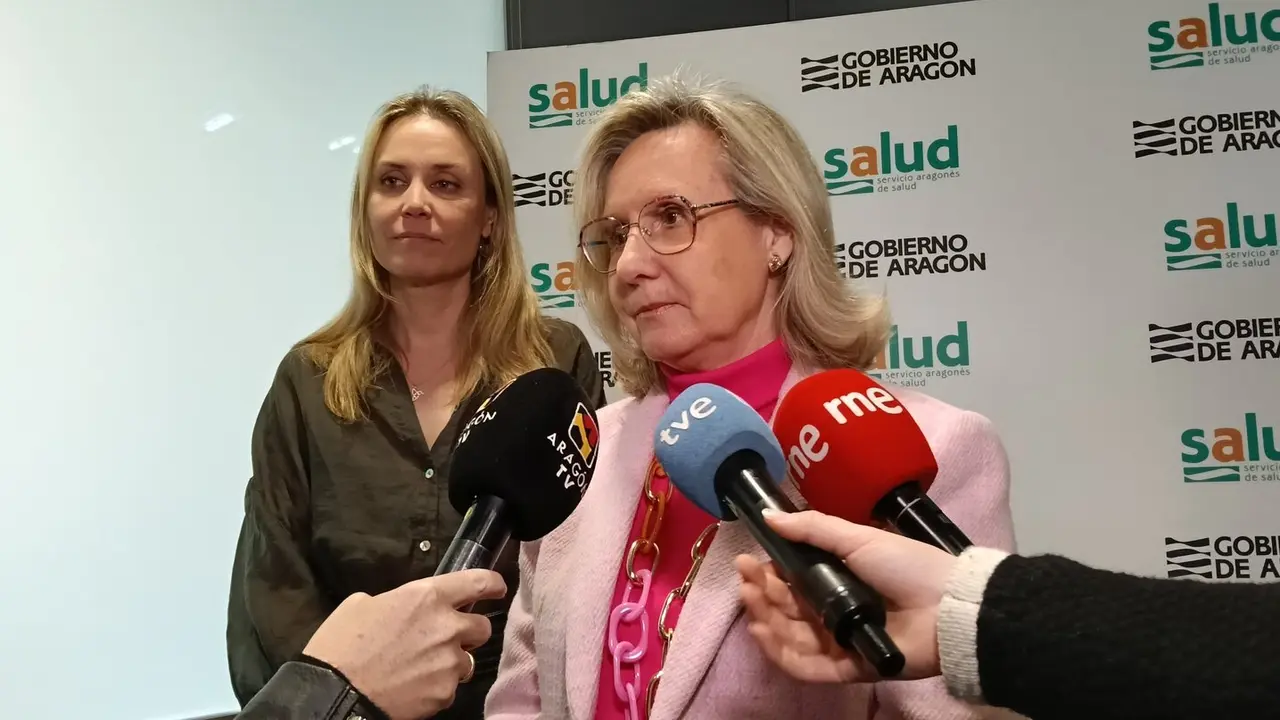 En primer plano, la directora gerente del Servicio Aragon&eacute;s de Salud, Ana Castillo, y a su lado, la gerente &uacute;nica de Atenci&oacute;n Primaria del Servicio Aragon&eacute;s de Salud, Pilar Borraz. / DGA